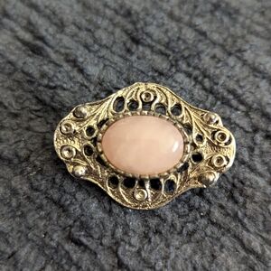 Brooch with pink stone